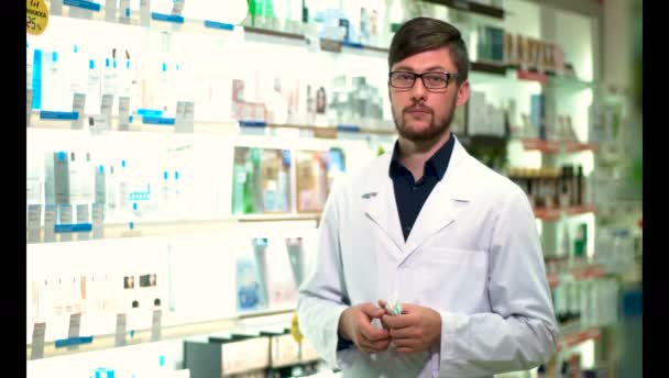 Cara Jovem Trabalha Como Farmacêutico Uma Farmácia Ele Está Vestido — Vídeo de Stock