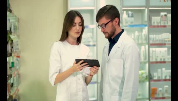 Two Pharmacists Guy Girl Chatting Pharmacy Customer Area — Stock Video