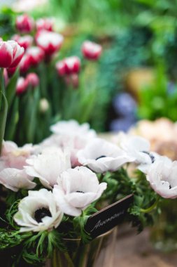Bahar çiçekleri güzel bir buket sevdiklerini, iş arkadaşları için bir hediye olarak. Bir hediye için Mart 8 güzel kadın