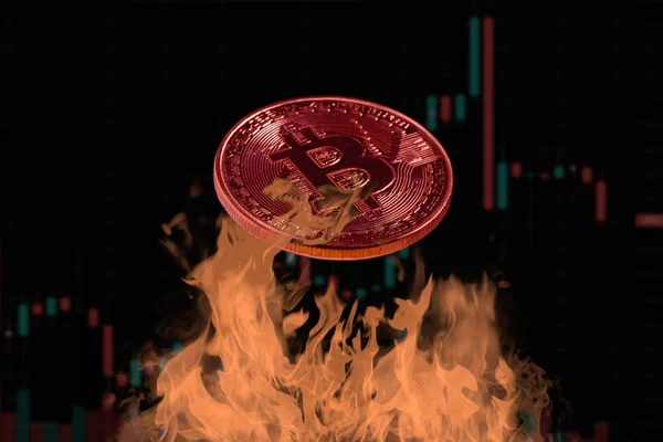 Bitcoin tostado en el fuego con carta de velas como fondo — Foto de Stock