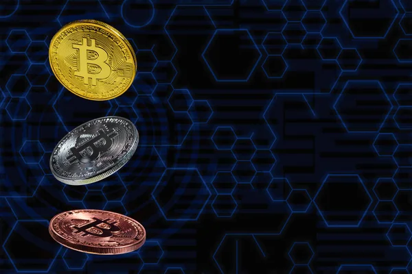 Bitcoin monedas de lavitato en el aire con el diagrama de circuito azul como b — Foto de Stock
