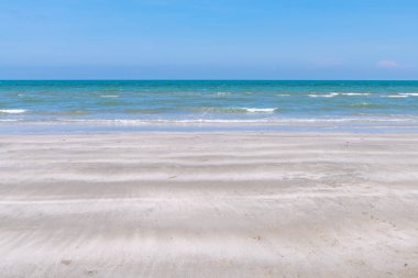 Arka plan için güneşli bir günde plaj, mavi deniz ve gökyüzü