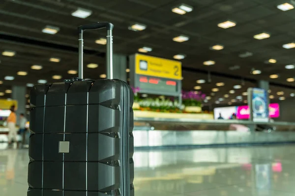 Потерянный черный тяжелый ручной багаж, оставленный без присмотра — стоковое фото