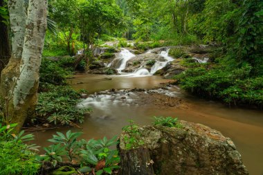 Sisli su etkisi ile Mae Sa Noi şelale büyük kayaların tabakasından su basamaklı