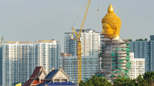 Hatalmas Buddha szobor építés alatt Wat Paknam Pasee Charoen, Bangkok, Thaiföld — Stock Fotó