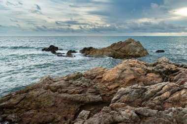 Sahil Günbatımı, Rocky Sahil Hattı Chanthaburi, Tayland 'da bulutlu gökyüzü dokusu