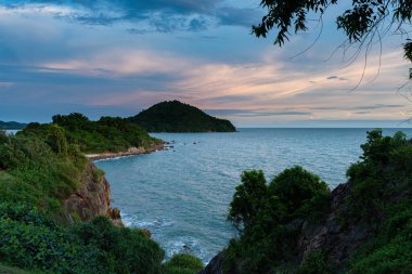 Uçurum, pelerin ve Tayland 'ın Chanthaburi şehrindeki ünlü manzaralı küçük ada.