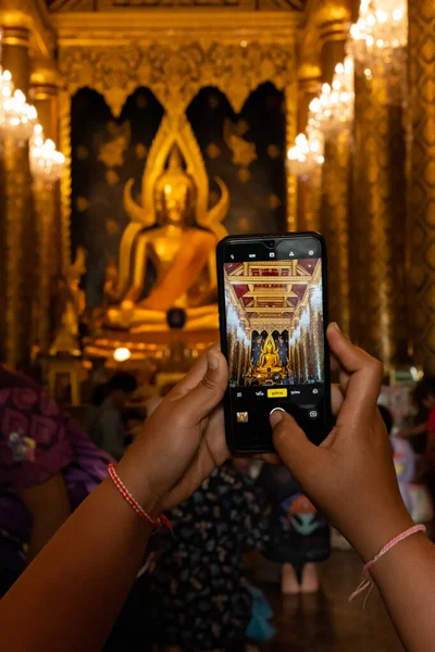 Буддійський Вірянин Який Користується Мобільним Телефоном Фотографуючи Пха Пхутху Чіннарат — стокове фото