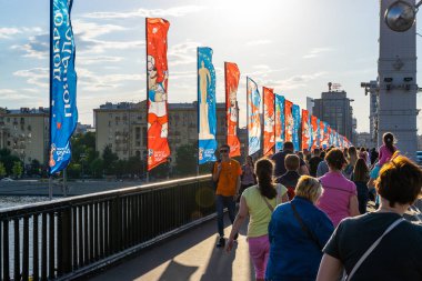 FIFA Dünya Kupası afiş ile dekore edilmiş Krymsky Köprüsü