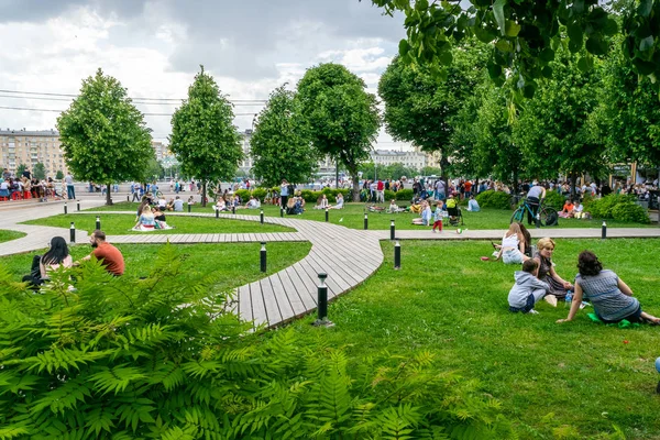 İnsanların dinlenme Gorki Park çimenlerin üzerinde.