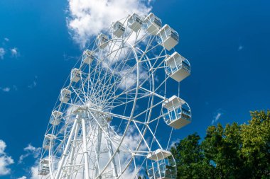 Boş beyaz dönme dolap