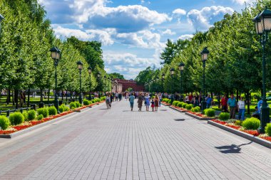 Alexander bahçede yürüyüş insanlar