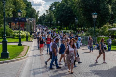 Alexander bahçede yürüyüş insanlar