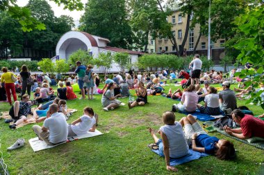 İnsanların dinlenme çimenlerin üzerinde