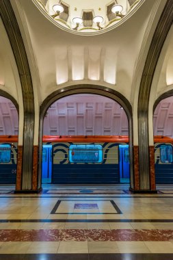 Mayakovskaya metro istasyonunda bir trenin görünümü