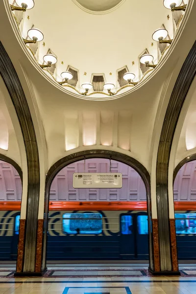 Blick auf einen Zug an der Metrostation Majakowskaja — Stockfoto