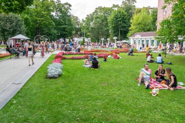 İnsanların dinlenme çimenlerin üzerinde