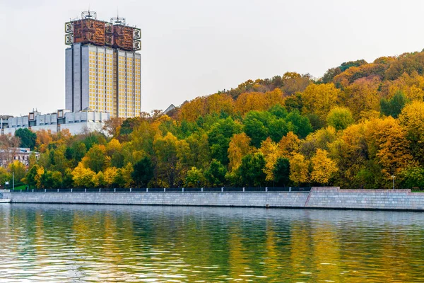 Sonbahar görünümü Vorobyovy kanlı Park 