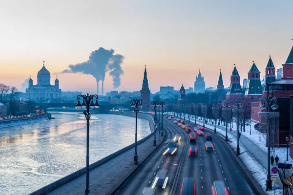 Una vista de invierno del Kremlin y el río Moskva —  Fotos de Stock