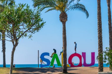 Sahilde büyük bir Salou işareti