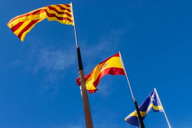 Salou, İspanya, Katalonya ve Avrupa Birliği bayrakları