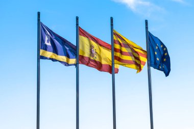 Salou, İspanya, Katalonya ve Avrupa Birliği bayrakları