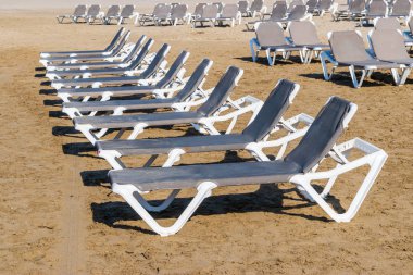 Sahilde boş şezlonglar