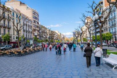 Rambla Nova'da yürüyen insanlar 