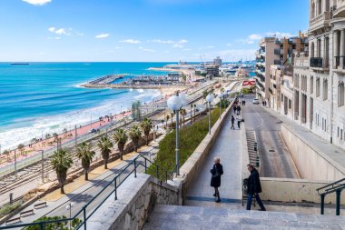 Tarragona deniz kıyısı ve liman manzarası