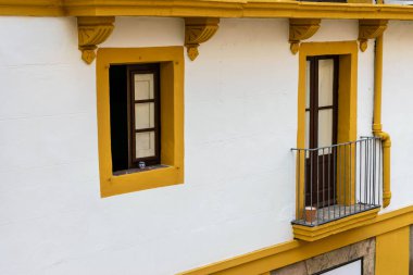 Tarragona pencere ve balkon ile bina cephe