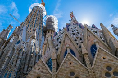 La Sagrada Familia cephesinden detaylar