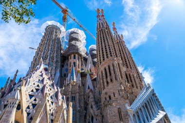 La Sagrada Familia cephesinden detaylar