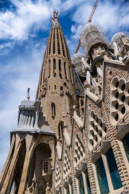La Sagrada Familia cephesinden detaylar
