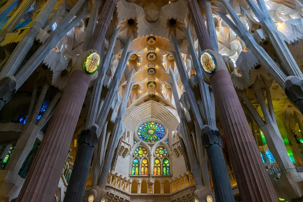 Innenraum der Kathedrale La Sagrada Familia — Stockfoto