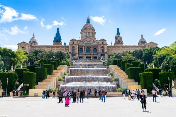 Uitzicht op de heuvel Montjuic, de magische fontein en het Nationaal Paleis — Stockfoto