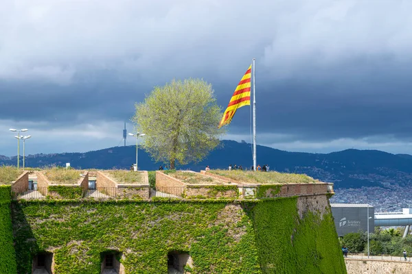 Montjuic Kalesi üzerinde Katalonya bayrağı
