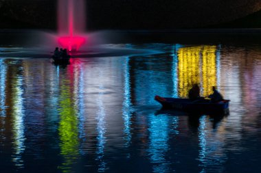 Brateevo göletinde tekneler. Uzun pozlama