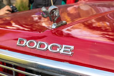 Dodge logosunu kapat.