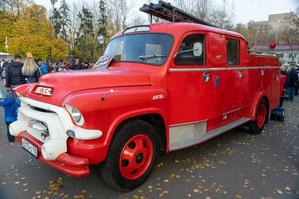 GMC 300 caminhão de bombeiros na exposição — Fotografia de Stock
