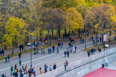 Moskova Gorky Parkı 'ndaki insanlar
