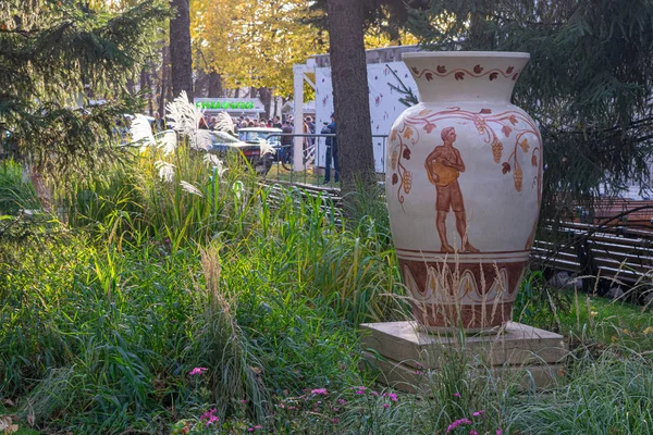 高基公园的大型彩绘陶瓷花瓶 — 图库照片