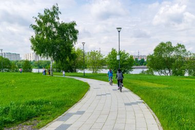 Parkta bisikletçiler ve aylaklar