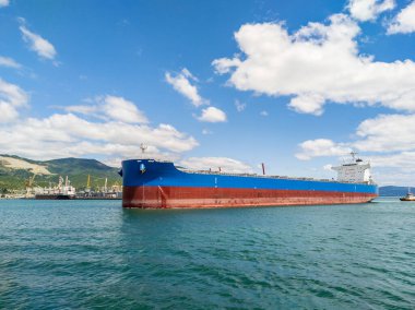 Kuru kargo gemisi limana varıyor.