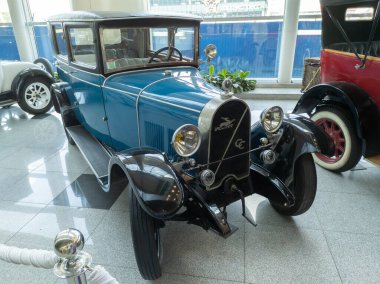 Michel Irat eski araba sergisinde.