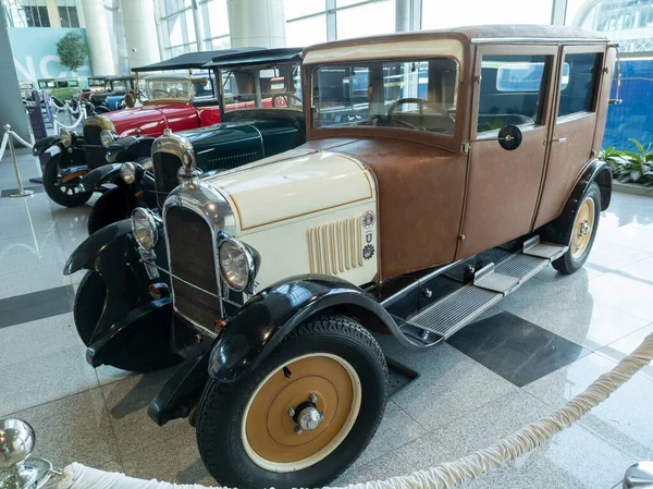 レトロな車の展示会でシトロエンBコンジット — ストック写真