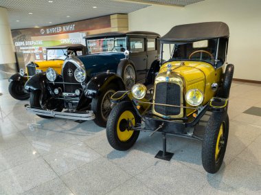 Citroen Tipi C ve Lorraine-Dietrich B36 eski araba sergisinde