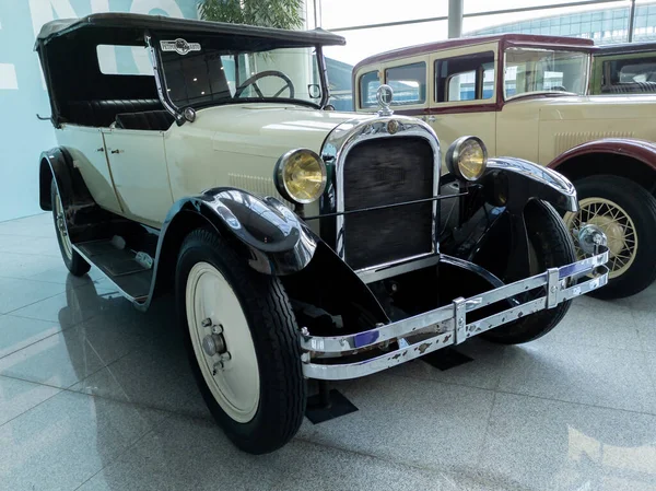 Dodge 124 Open Touring en la exposición de coches retro — Foto de Stock