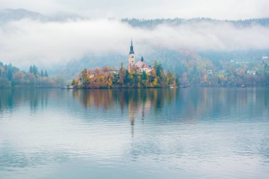 Lake Bled görünümünü ana varsayımı Bled adada su, Slovenya yansıyan hac Kilisesi ile sisli sonbahar sabahı, şaşırtıcı
