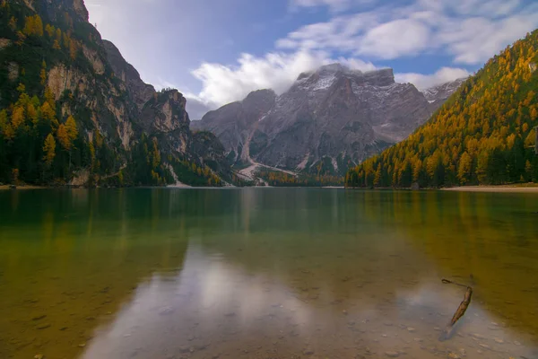 Vacker Utsikt Över Braies Lake Lago Braies Med Höstens Skog — Stockfoto