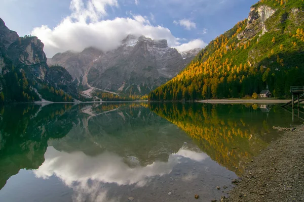 Malebný Pohled Braies Jezera Lago Braies Podzimní Les Hory Modrá — Stock fotografie